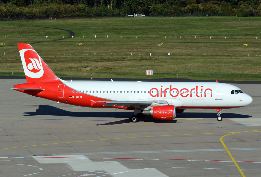 A 320-214 der Air Berlin, D-ABFO taxy at CGN 19.10.2014