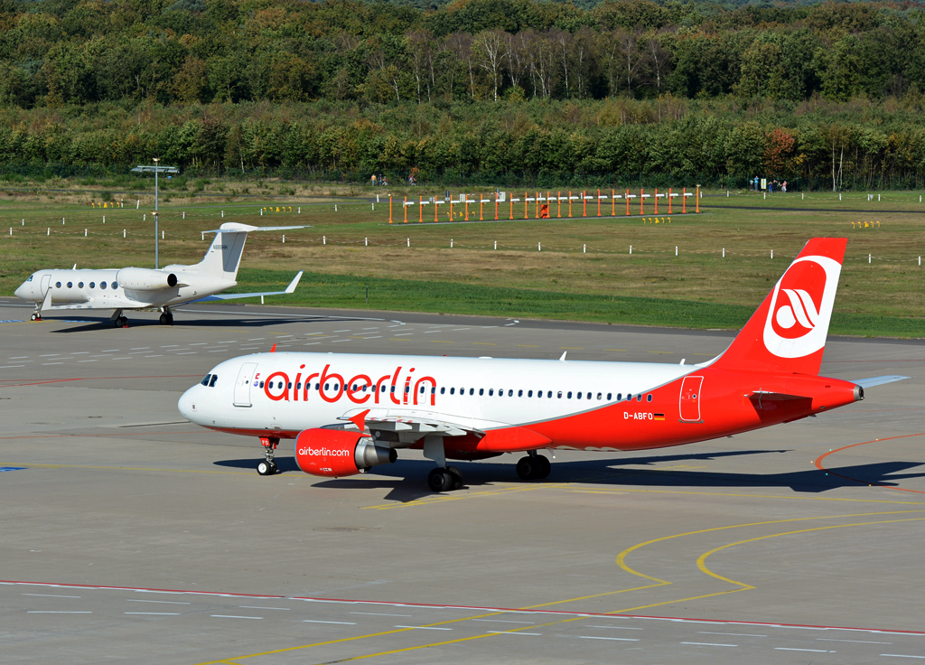 A 320-214 der Air Berlin, D-ABFO taxy at CGN - 19.10.2014