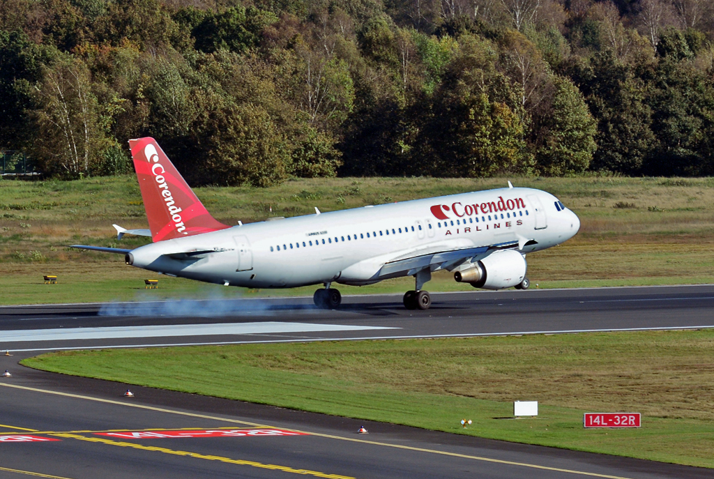 A 320-214 der Corendon-Airlines, YL-LCL, Landung mit Qualm in Köln-Bonn - 19.10.2014