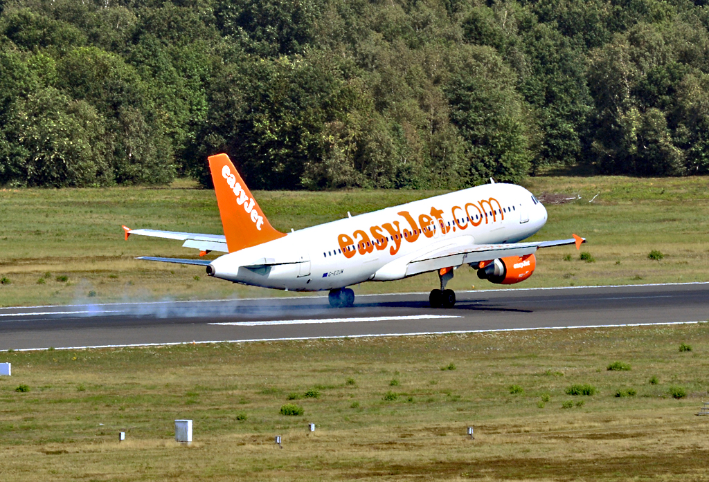 A 320-214 Easyjet, G-EZUM bei der Landung in Köln-Bonn - 02.08.2015