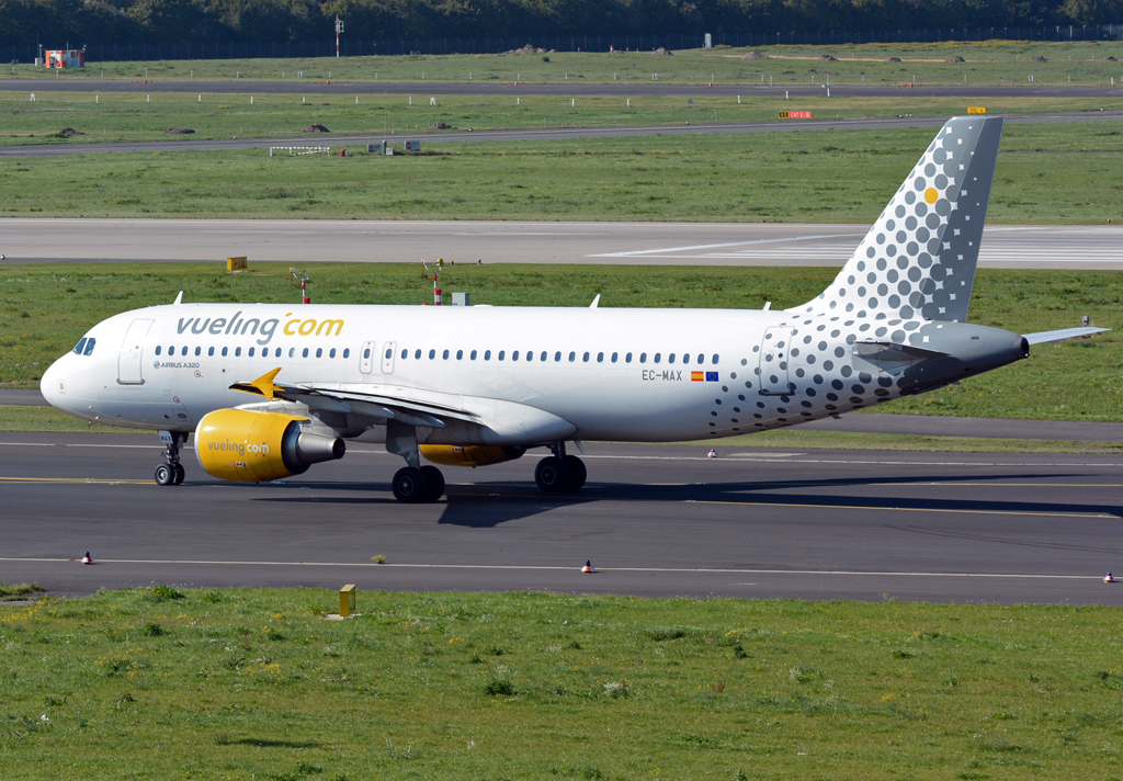 A 320-214, EC-MAX Vueling Airlines, taxy back to the RWY in DUS, 01.10.2015