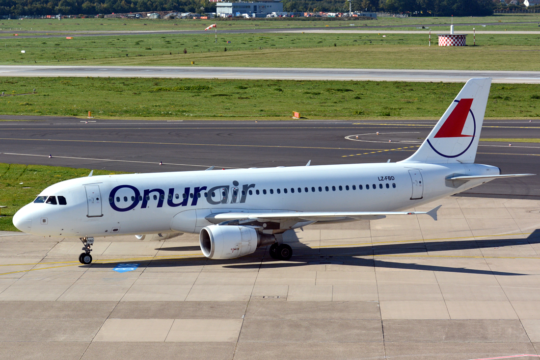 A 320-214 Onur Air (betrieben von Bulgaria Air), LZ-FBD, taxy in DUS - 01.10.2015