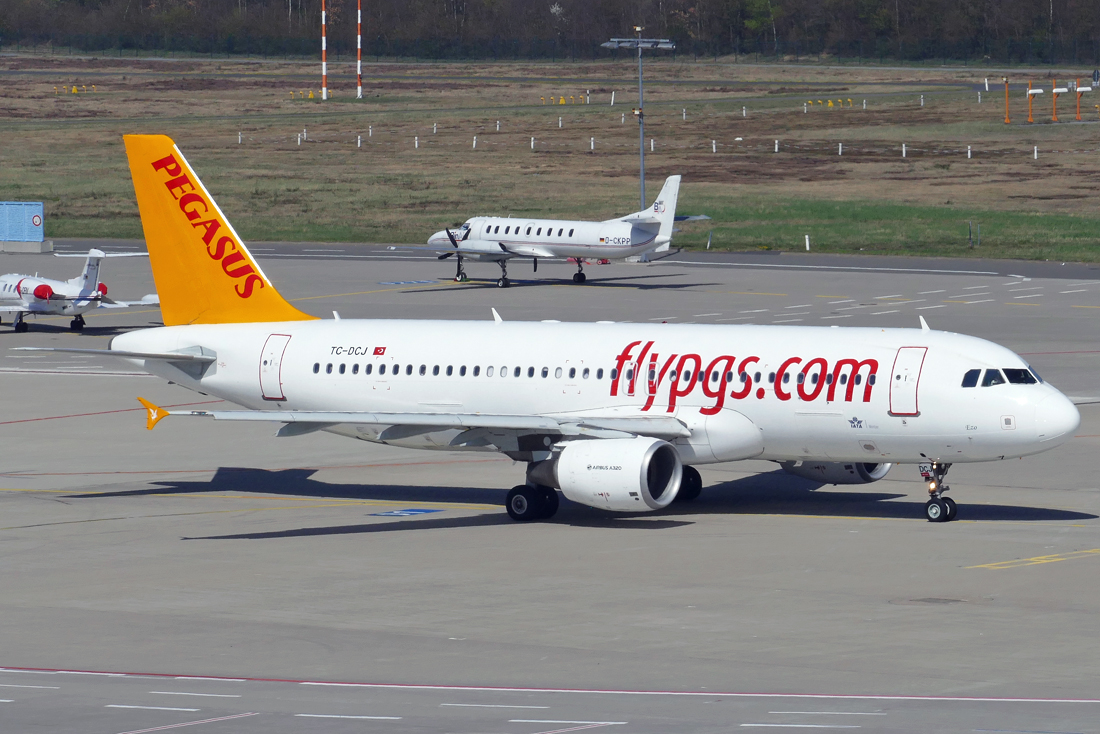 A 320-214 Pegasus Airlines, TC-DCJ, taxy in CGN 09.04.2017