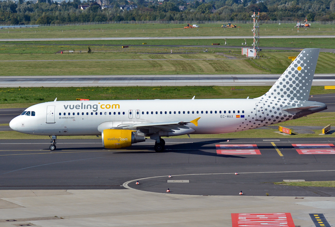 A 320-214 Vueling Airlines EC-MAX, taxy back to RWY in DUS - 01.10.2015