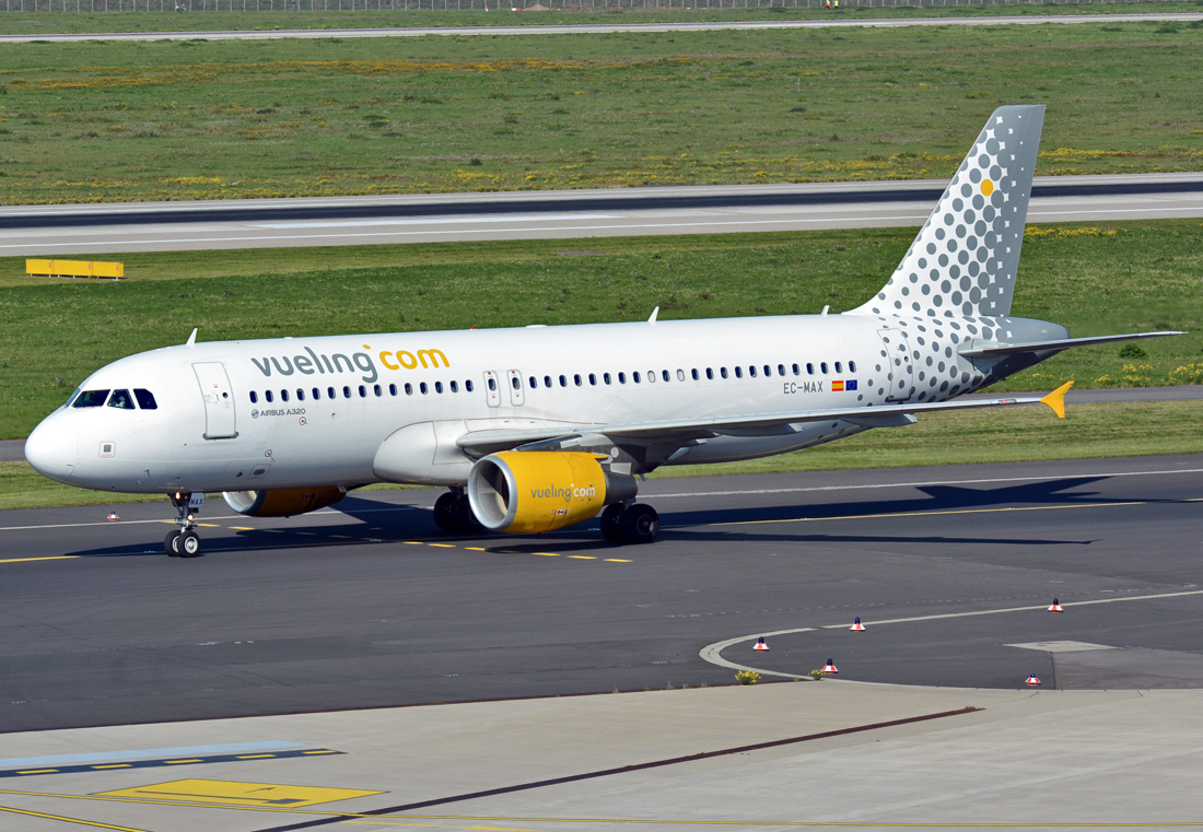 A 320-214 Vueling Airlines, EC-MAX, taxy in DUS - 01.10.2015