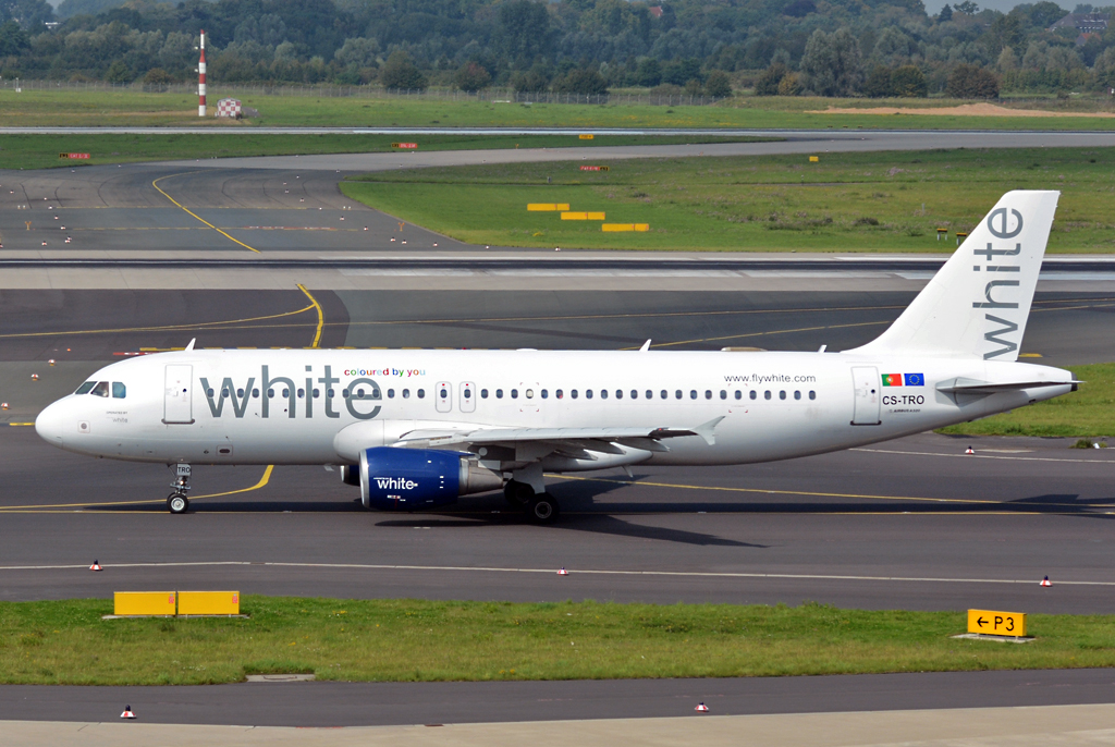 A 320-214  White , CS-TRO rollt zur Startbahn in DUS - 04.09.2014