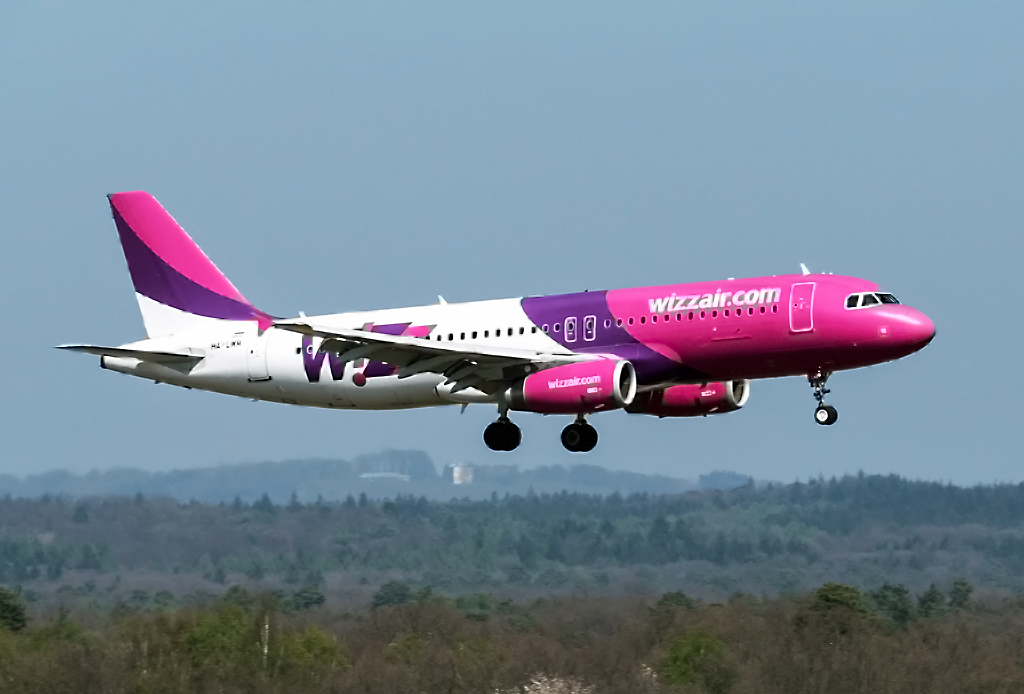 A 320-232 Wizz Air, HA-LWM, short final CGN 09.04.2017