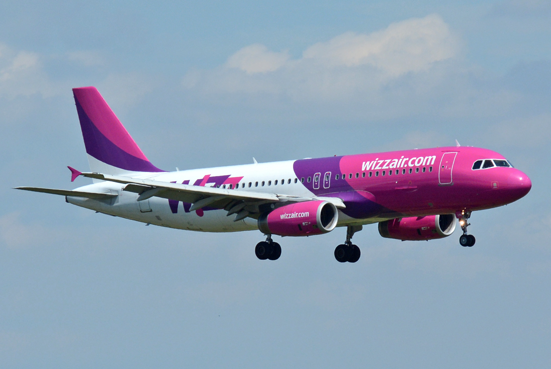 A 320-232 Wizzair, HA-LYU short final CGN - 10.07.2016