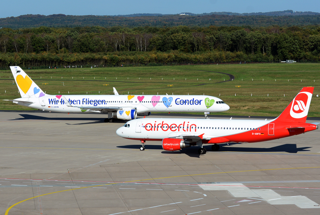 A 320 D-ABFO Air Berlin und B 757 D-ABON Condor beim Rollen auf dem Vorfeld in Köln - 19.10.2014