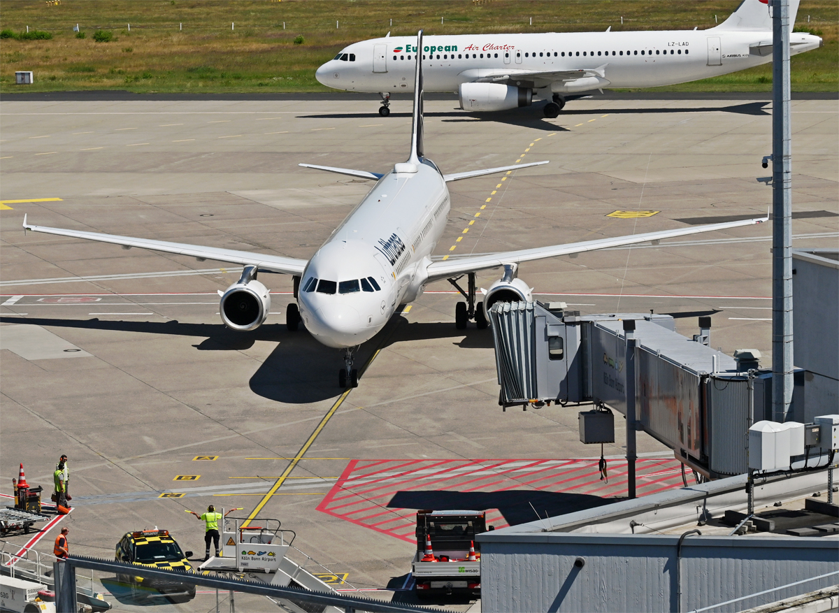 A 321-200, D-AIDL, Lufthansa  Reutlingen , Einweisung zum Andocken am Gate in CGN- 04.07.2022