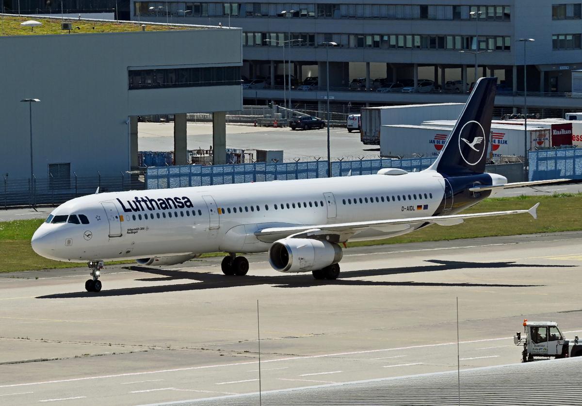 A 321-200 Lufthansa  Reutlingen , D-AIDL, taxy in CGN - 04.07.2022