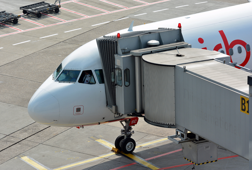 A 321-211, D-ALSC, Air Berlin, am Gate in DUS 04.09.2014