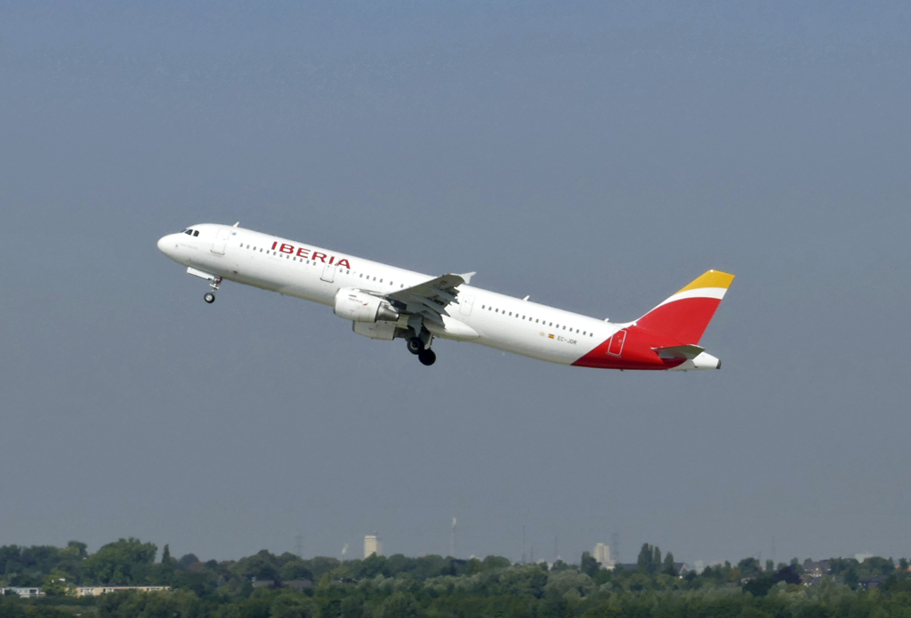 A 321-211 der Iberia, EC-JDR beim Start von DUS - 29.08.2017
