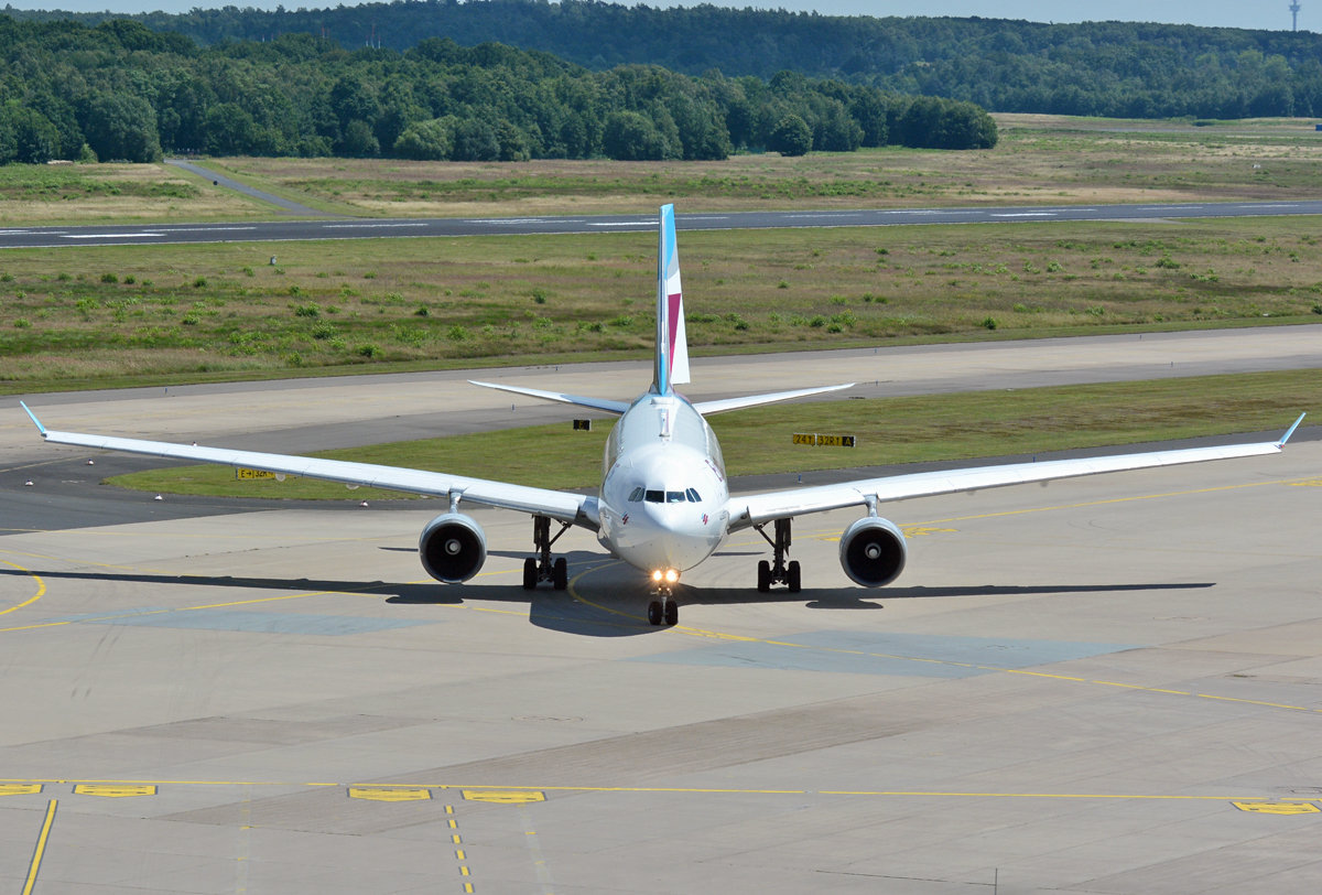 A 330-200 Eurowings, D-AXGD taxy in CGN - 10.07.2016