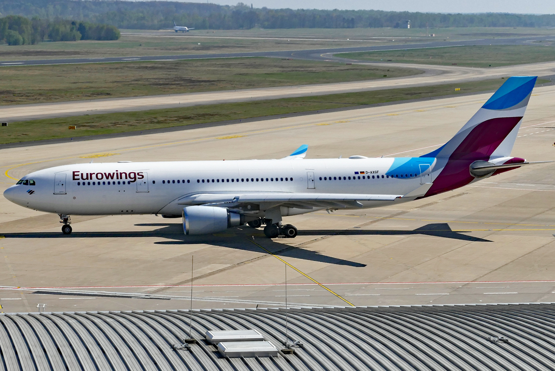 A 330-202 Eurowings D-AXGF taxy in CGN - 09.04.2017