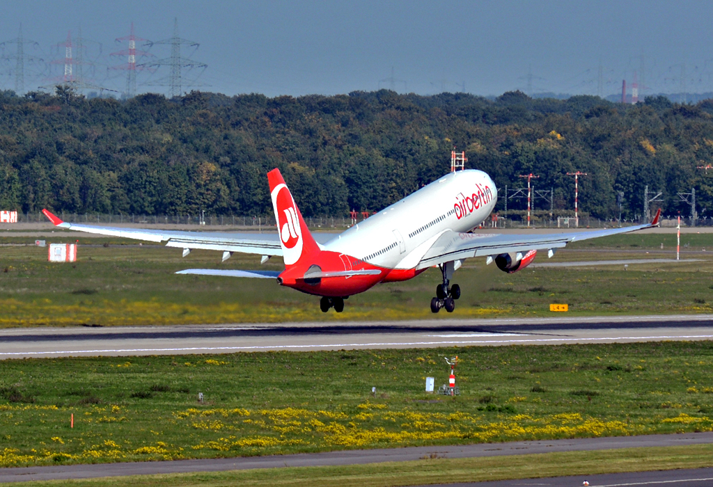 A 330-223 der Air Berlin, D-ALPA, takeoff in DUS 01.10.2015