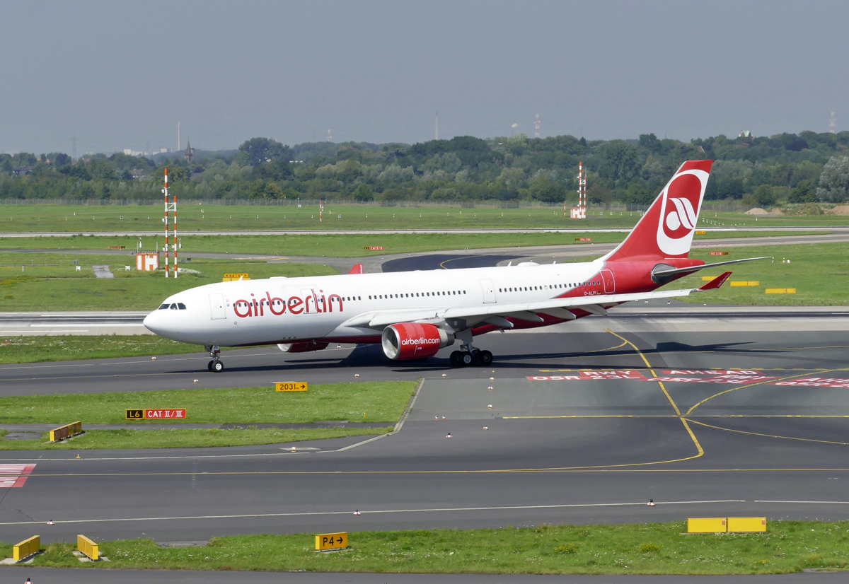 A 330-223 der Air Berlin, D-ALPI, taxy in DUS - 29.08.2017
