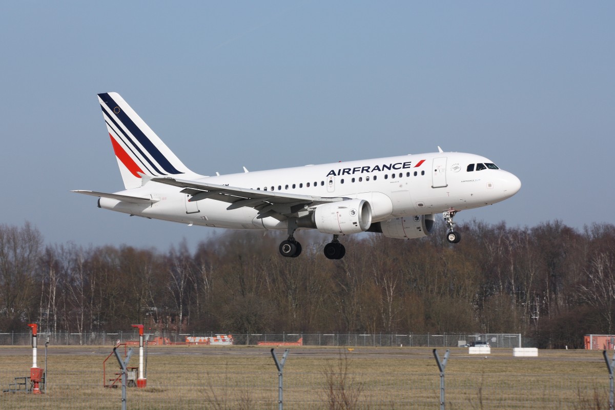 A318 (F-GUGM, Air France) bei der Landung in Hamburg. Fotografiert am 09.03.2014. 