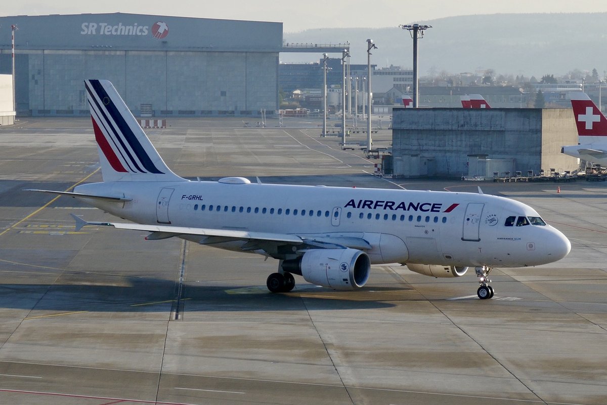 A319-111 F-GRHL der Air France rollt am 19.1.19 zur Startpiste in Zürich.