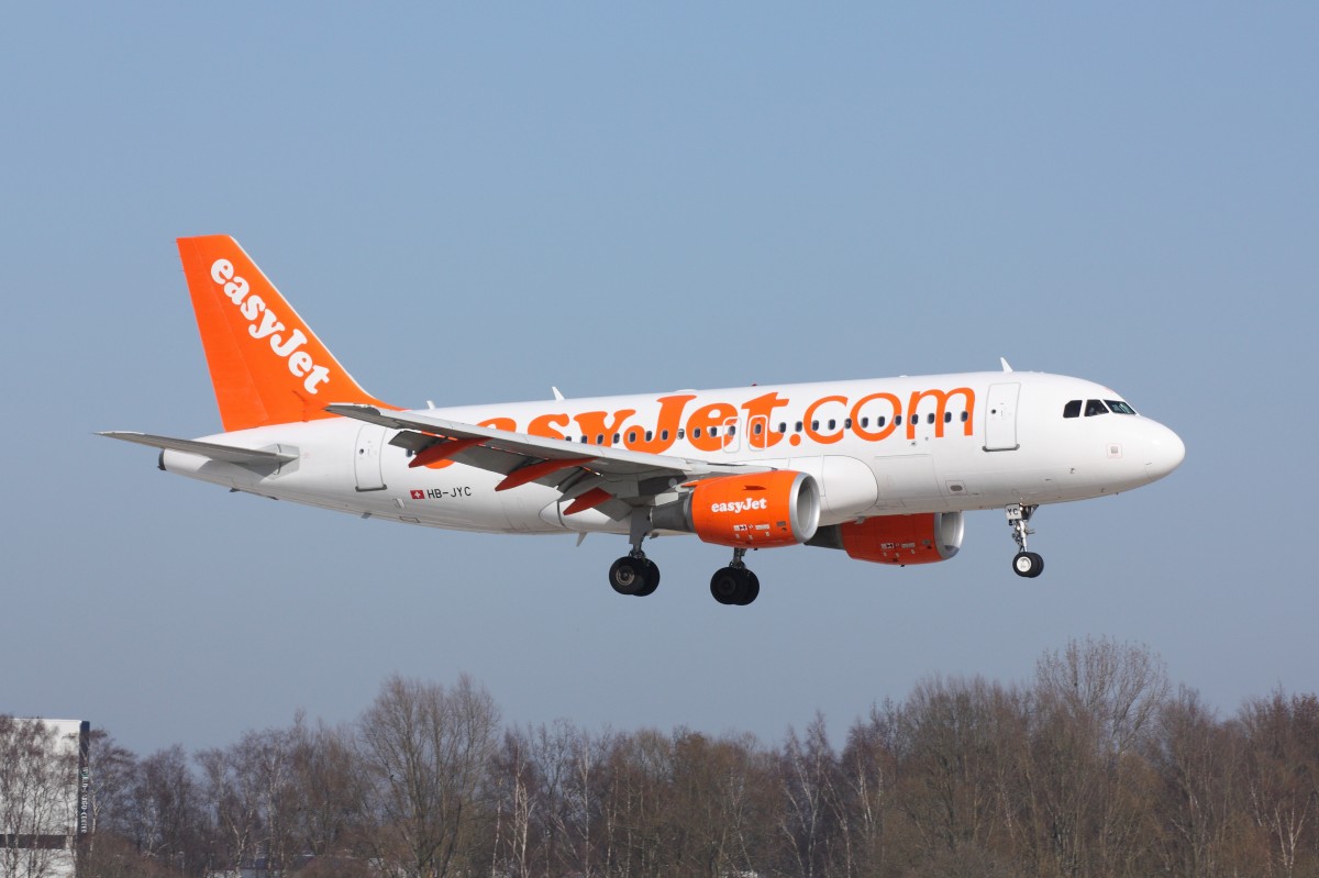 A319 (HB-JYC, easyJet) bei der Landung in Hamburg. Fotografiert am 09.03.2014. 