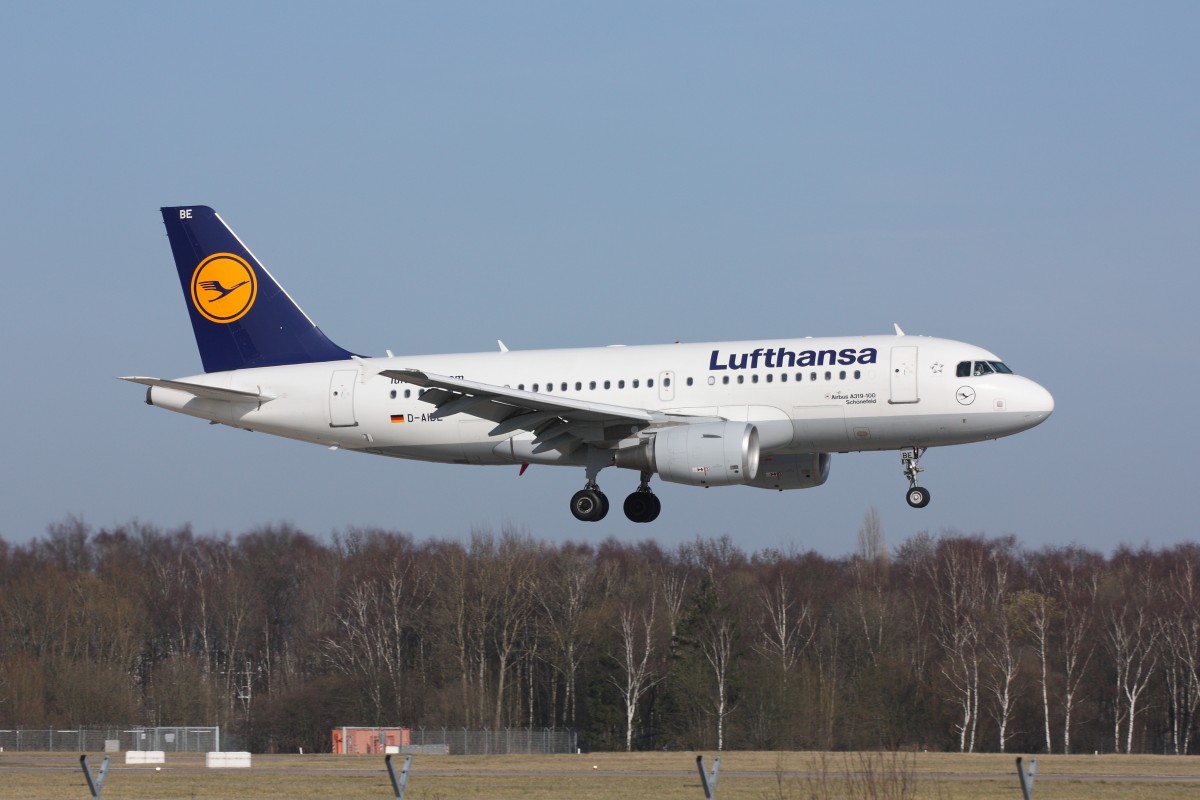 A319 der Lufthansa (D-AIBE) bei der Landung in Hamburg. Fotografiert am 09.03.2014.