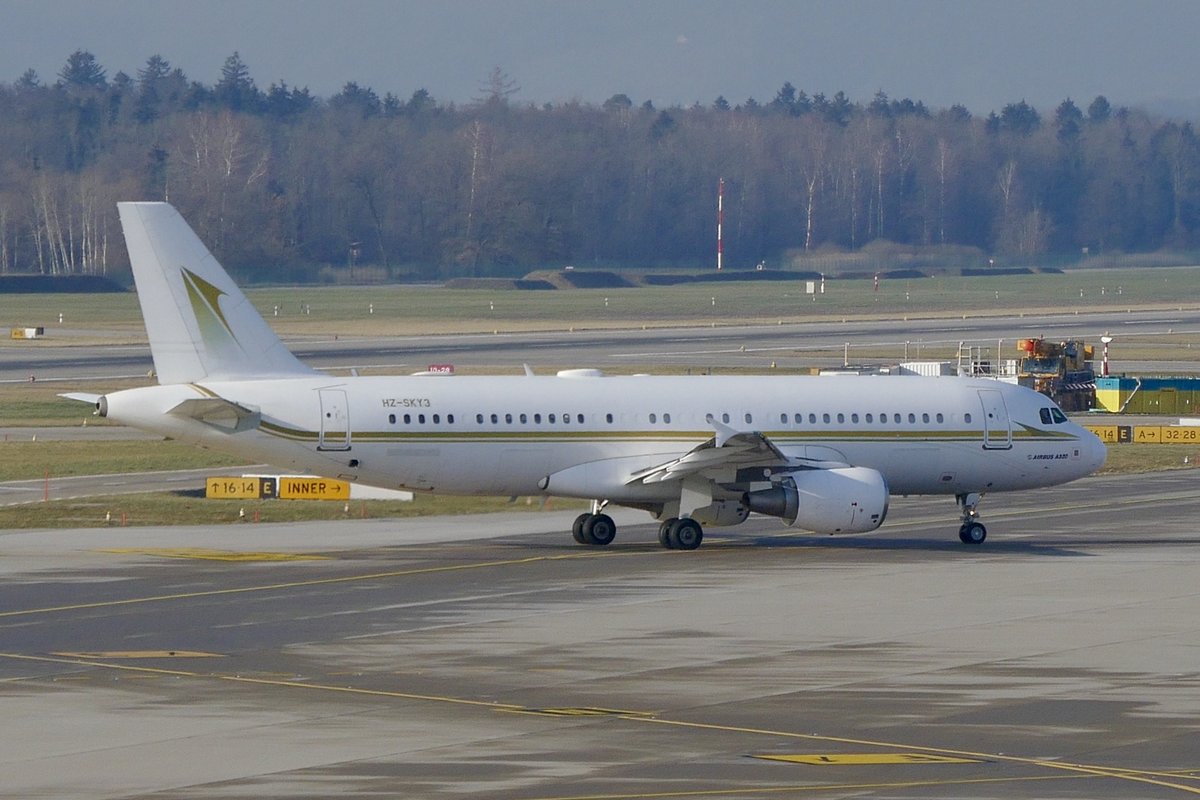 A320 HZ-SKY3 der Sky Prime der am 19.1.19 von einem Abstellplatz Richtung Startpiste am Flughafen Zürich rollt.