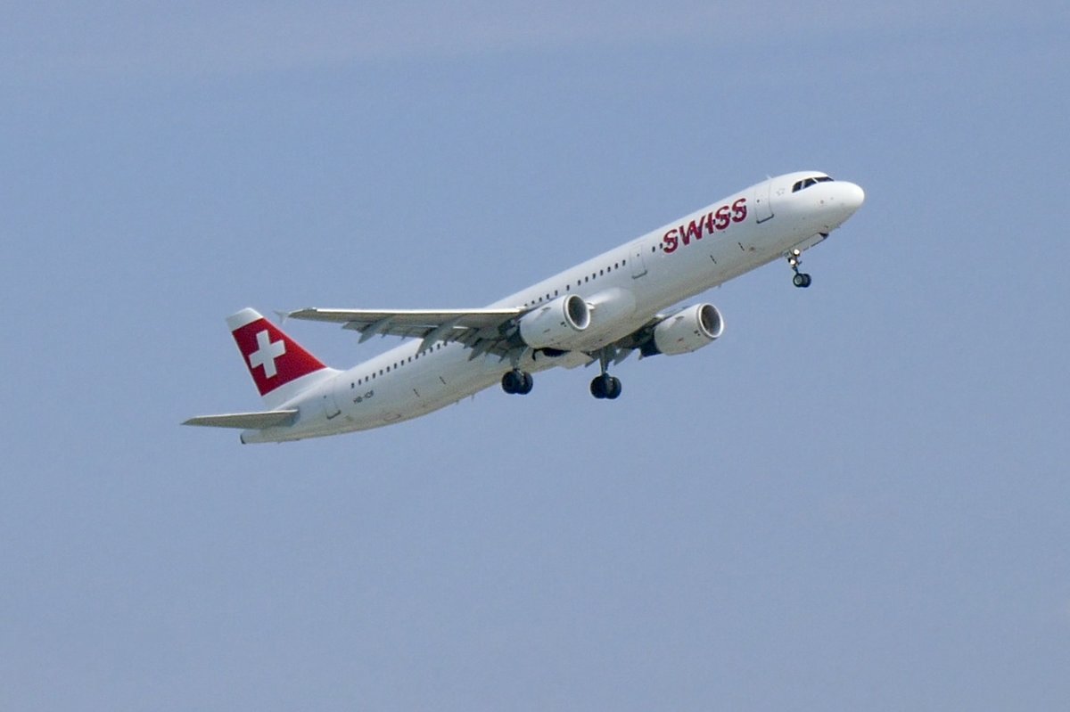 A321-111 HB-IOF der Swiss am 15.9.18 beim Start nach Valencia, in Zürich.