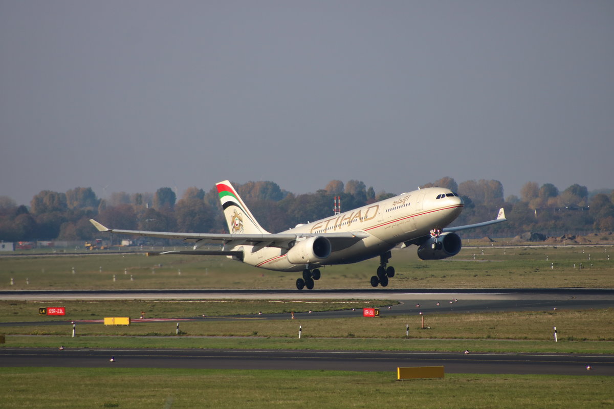 A330-200 A6-ETN Etihad beim Rotieren in Düsseldorf am 20.10.18