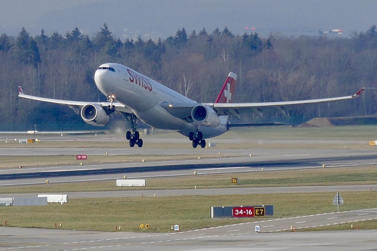 A330-343 HB-JHJ der Swiss am 19.1.19 in Zürich beim Abheben in Richtung Delhi.
