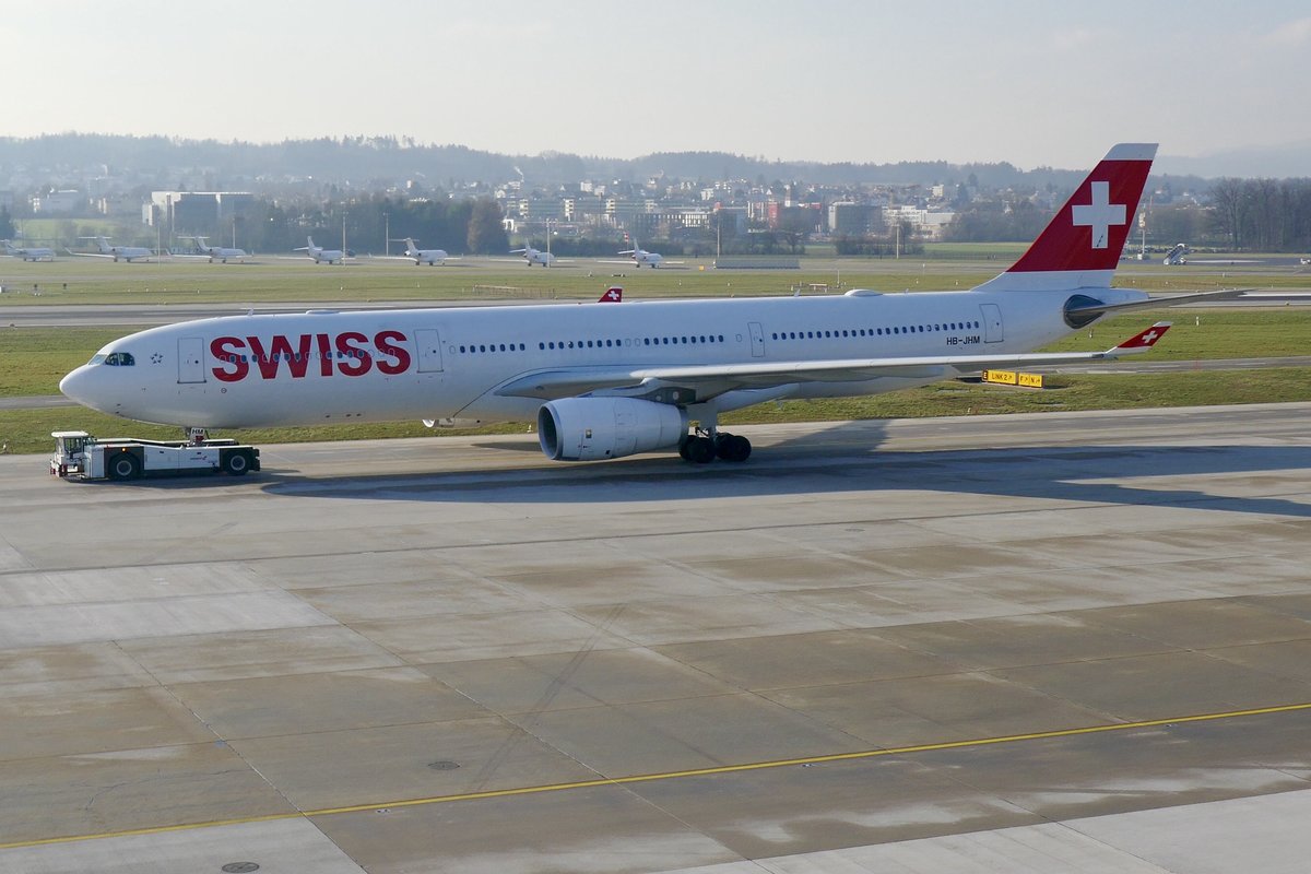 A330-343 HB-JHM der Swiss deren Flug vom 19.1.19 nach Chicago anulliert wurde, wurde später übers Rollfeld zu einer Parkposition gezogen in Zütich.