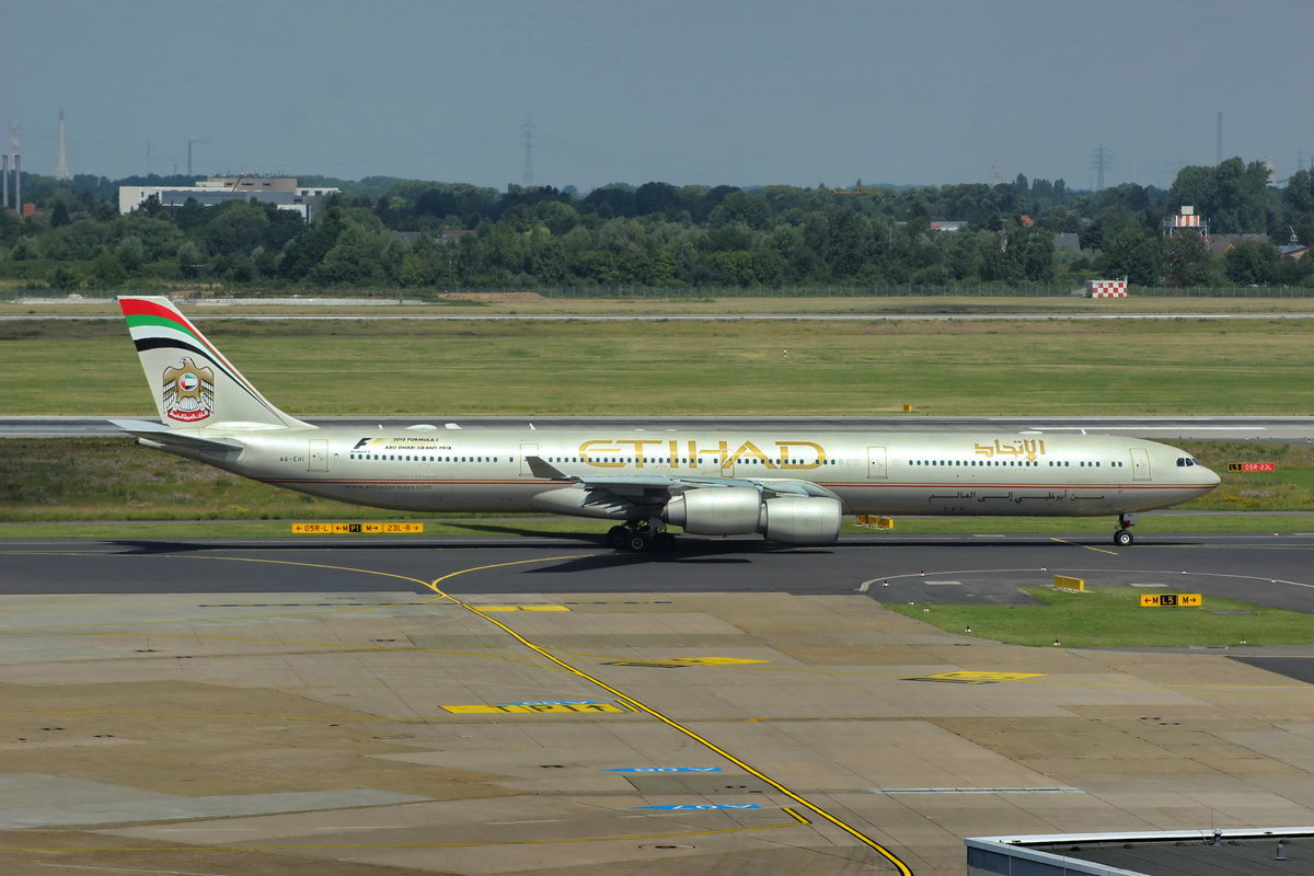 A340-600 A6-EHI der Etihad beim rollen in Düsseldorf am 29.6.15 