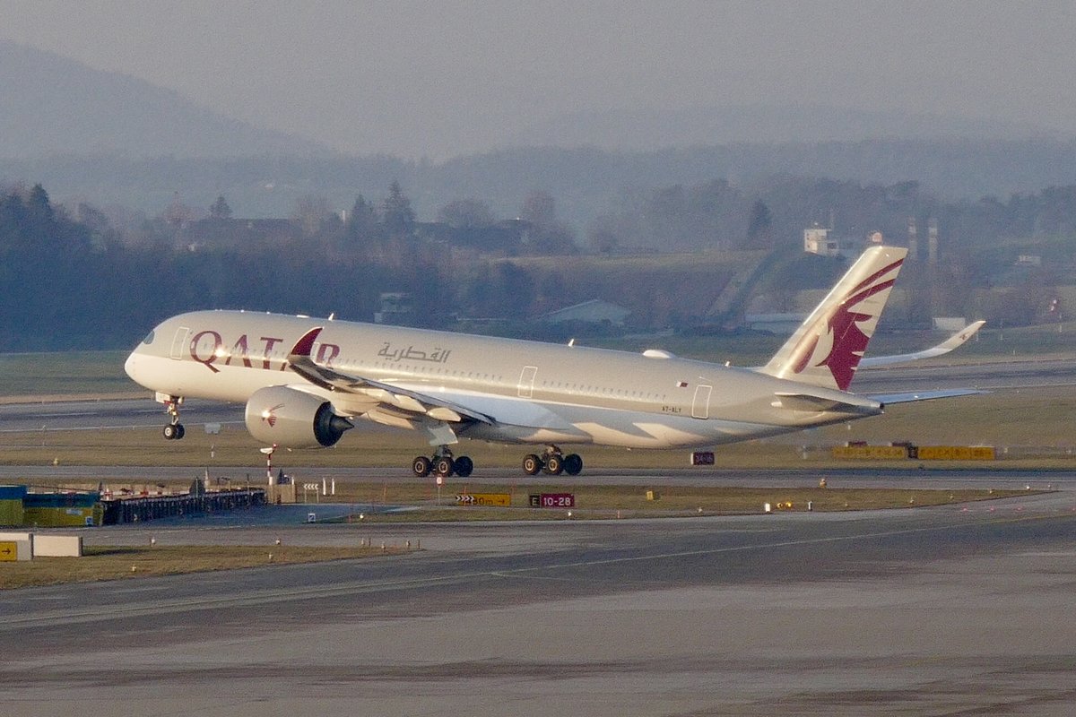 A350-941 V7-ALY der Qatar Airways am 19.1.19 beim Abheben in Zürich.