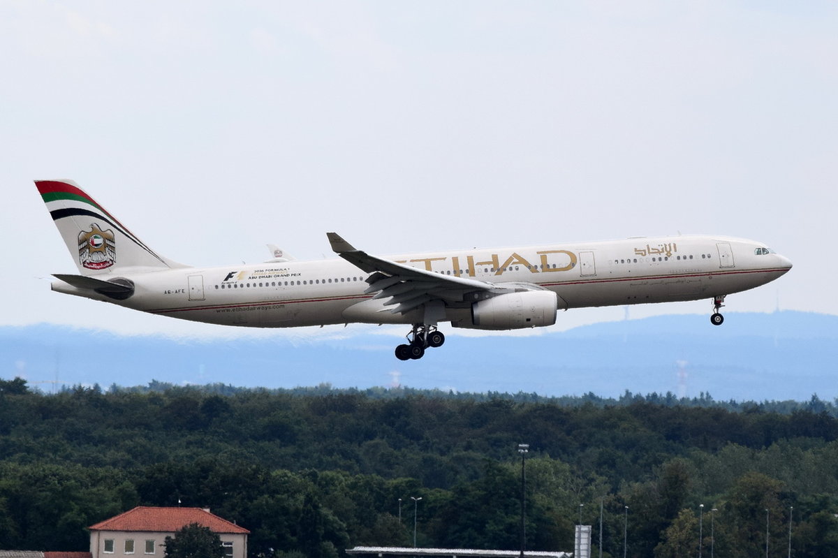 A6-AFE Etihad Airways Airbus A330-343  in Frankfurt beim Landeanflug am 01.08.2016