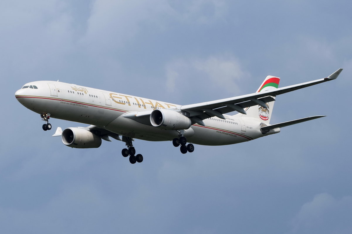 A6-AFF Etihad Airways Airbus A330-343  beim Anflug auf Frankfurt am 06.08.2016