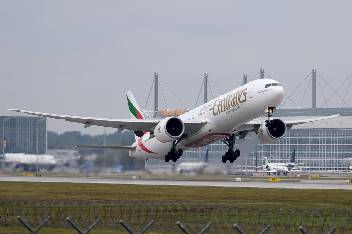A6-ECQ Emirates Boeing 777-31H(ER)  beim Start in München am 13.10.2016