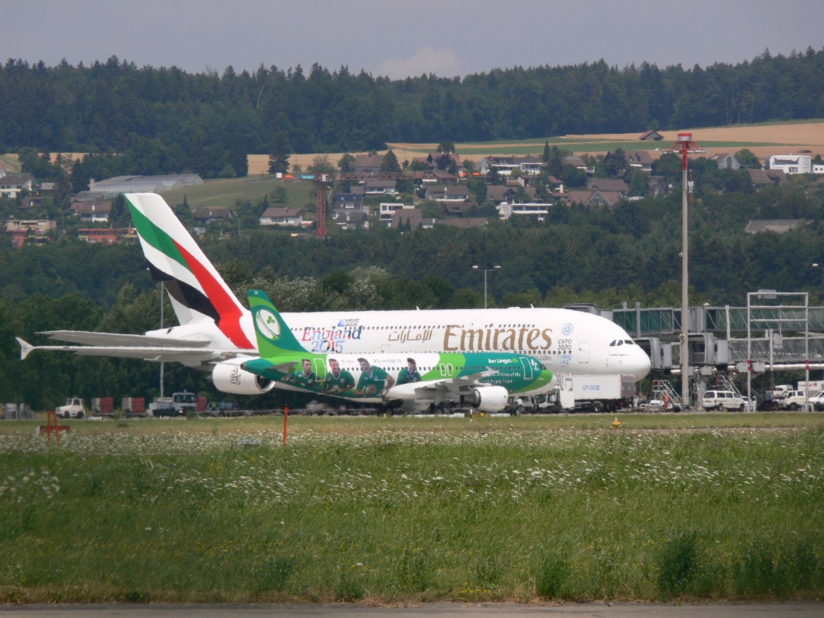 A6-EDF Emirates Airbus A380-861 und EI-DEO AER Linus Airbus A320-214 am 11.07.2015 in Zürich. Auf beiden Flugzeugen sind Werbungen  für die Rugby WM 2015 zu sehen