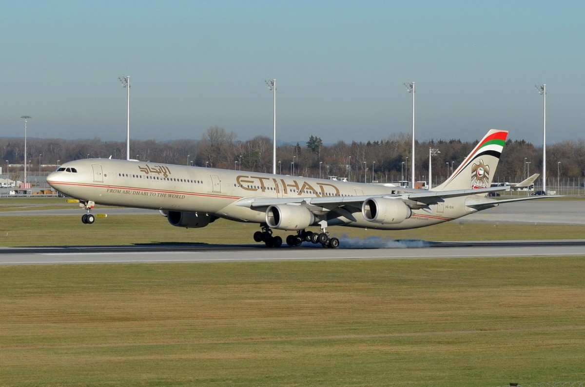 A6-EHI Etihad Airways Airbus A340-642   bei der Landung in München am 07.12.2015