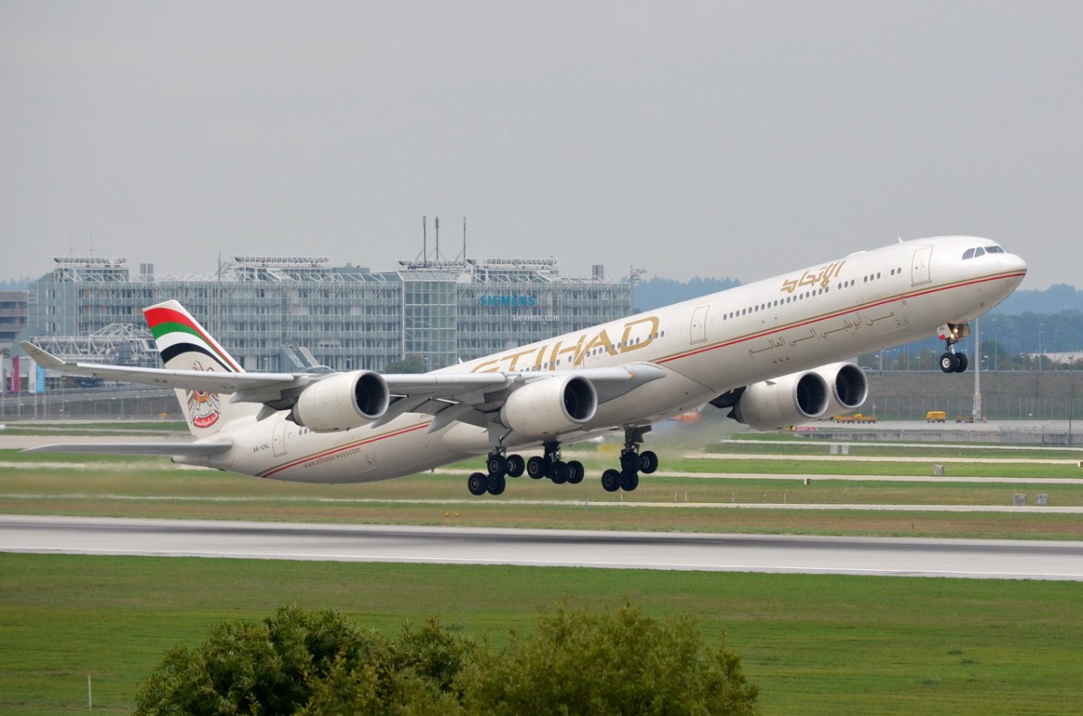 A6-EHL Etihad Airways Airbus A340-642  am 10.09.2015 gestartet in München