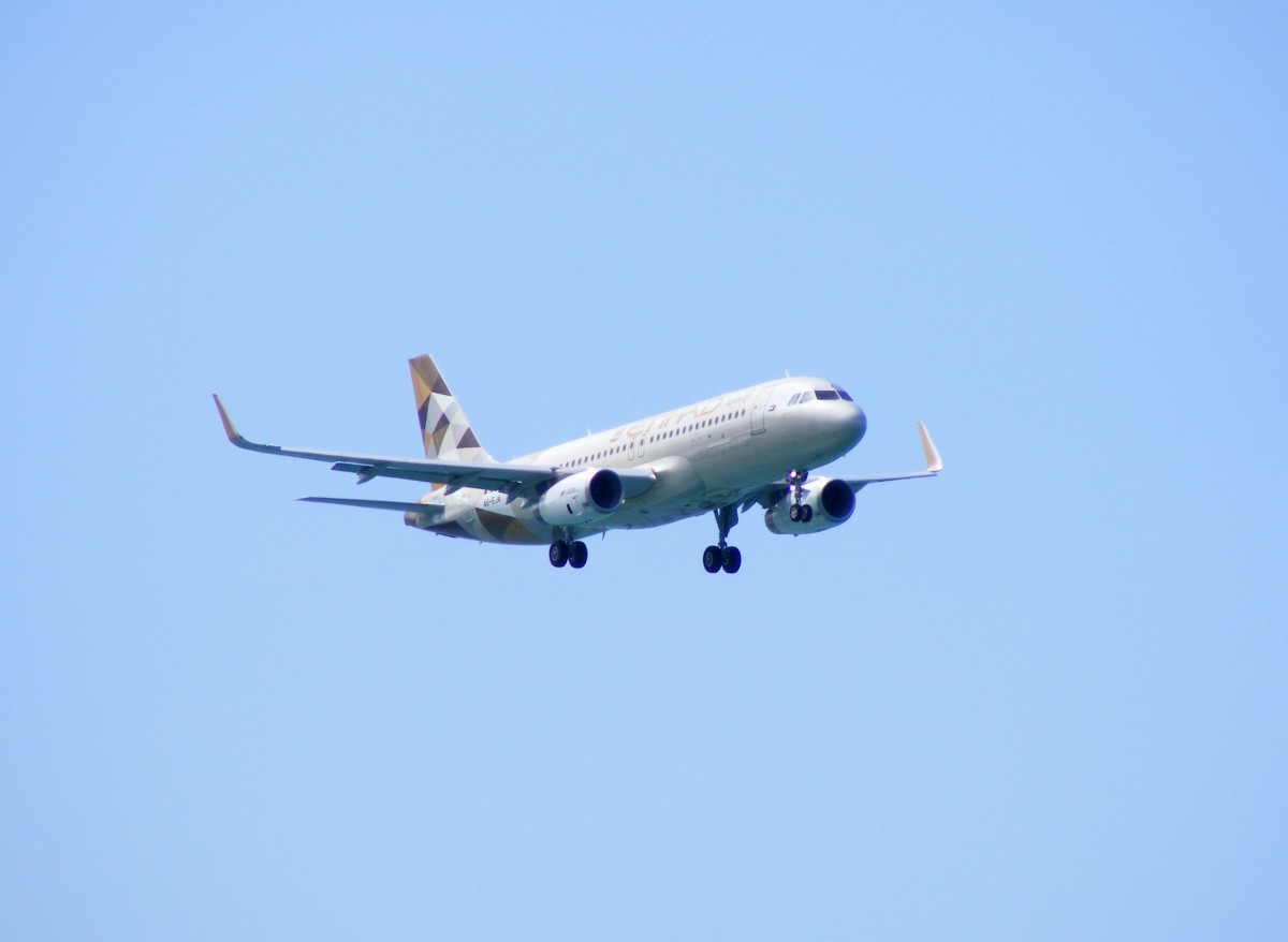 A6-EJA, Airbus A 320, ETIHAD, im Endanflug auf die Piste 31 des Seychelles International Airport (SEZ) am 1.10.2015