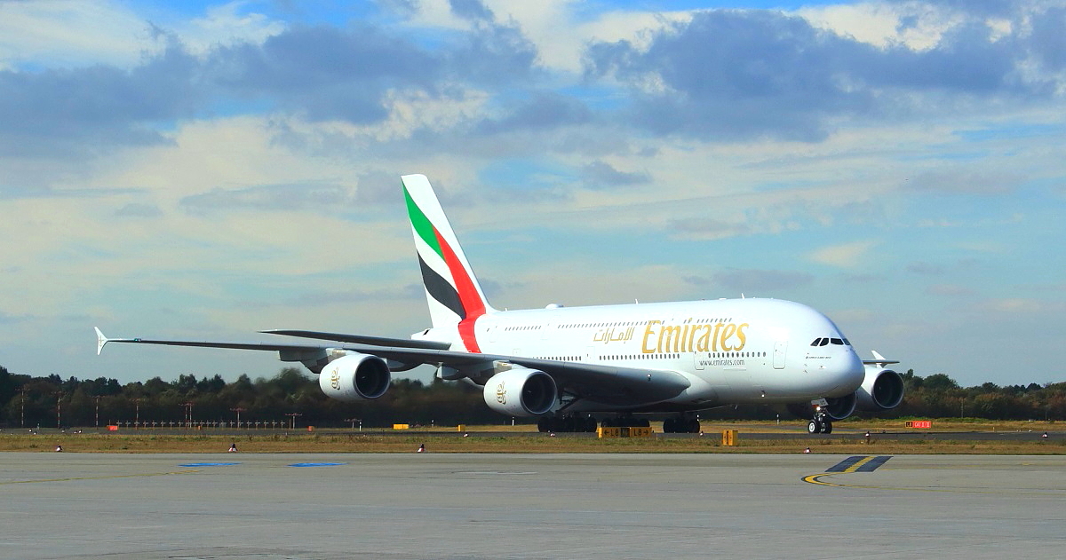 A6-EUC Emirates A 380-800 DUS 29.09.2016. Nach der Landung rollt der Airbus zum Gate. Die Aufnahme entstand während einer offiziellen Besichtigung des Flughafens aus dem Bus. Fotografieren war ausdrücklich erlaubt.