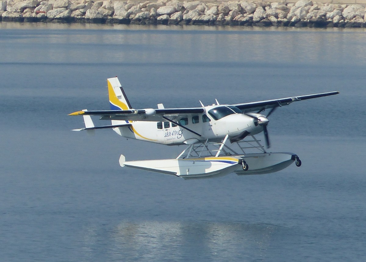 A6-SEB, Cessna 208B Grant Caravan, Sea Wings Seaplane Tours, vor der Wasserung im Kreuzfahrthafen von Dubai. Mit dem Flugzeug werden Rundflüge über Dubai durchgeführt.
1.12.2015