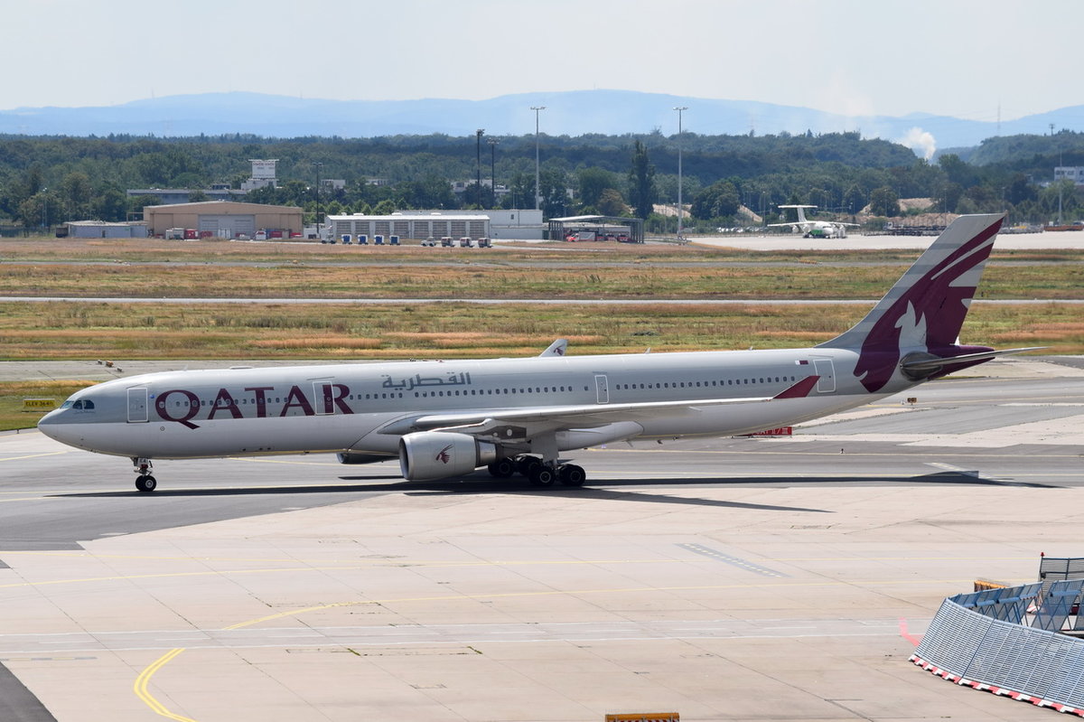 A7-AEA Qatar Airways Airbus A330-302  zum Gate am 01.08.2016 in Frankfurt