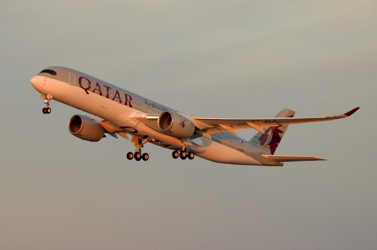 A7-ALE Qatar Airways Airbus A350-941   in München am 05.12.2015 gestartet