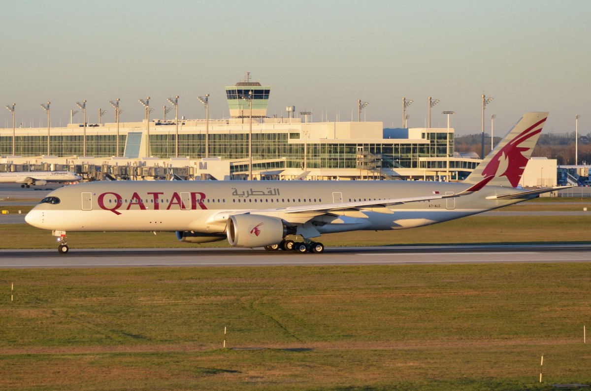 A7-ALG Qatar Airways Airbus A350-941   am 06.12.2015 beim Start in München