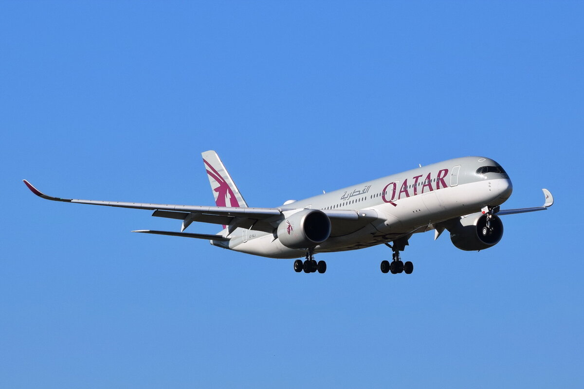 A7-ALJ , Qatar Airways , Airbus A350-941 , Berlin-Brandenburg  Willy Brandt  , BER , 09.10.2021 