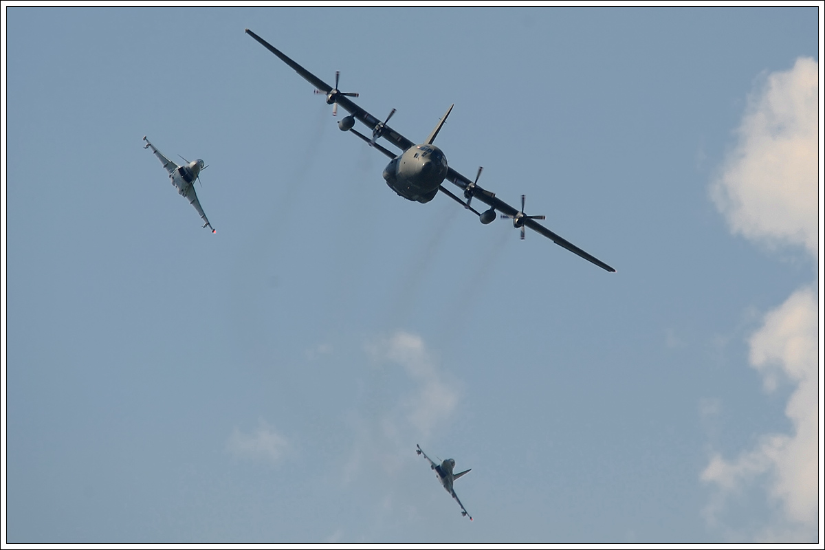 Abfangdemonstration des österr. Bundesheer am 3.9.2016 anlässlich der Airpower16. Lockheed C-130  Hercules  8T-CC wurde dabei von einer EUROFIGHTER TYPHOON Rotte (7L-WF und 7L-WI) zur Landung  gezwungen 