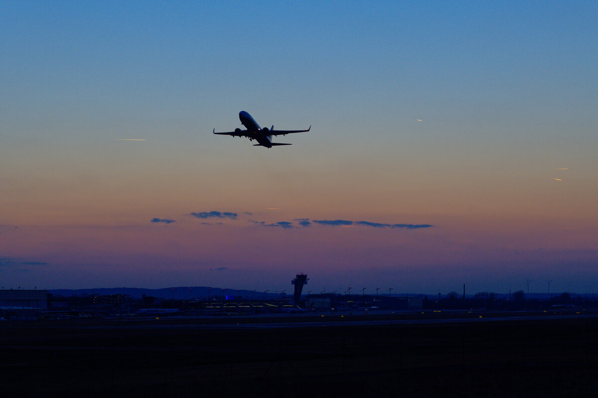 Abflug in der Abenddämmerung einer Boeing 737 von Ryanair nach London am Flughafen Nürnberg, 04.03.2022