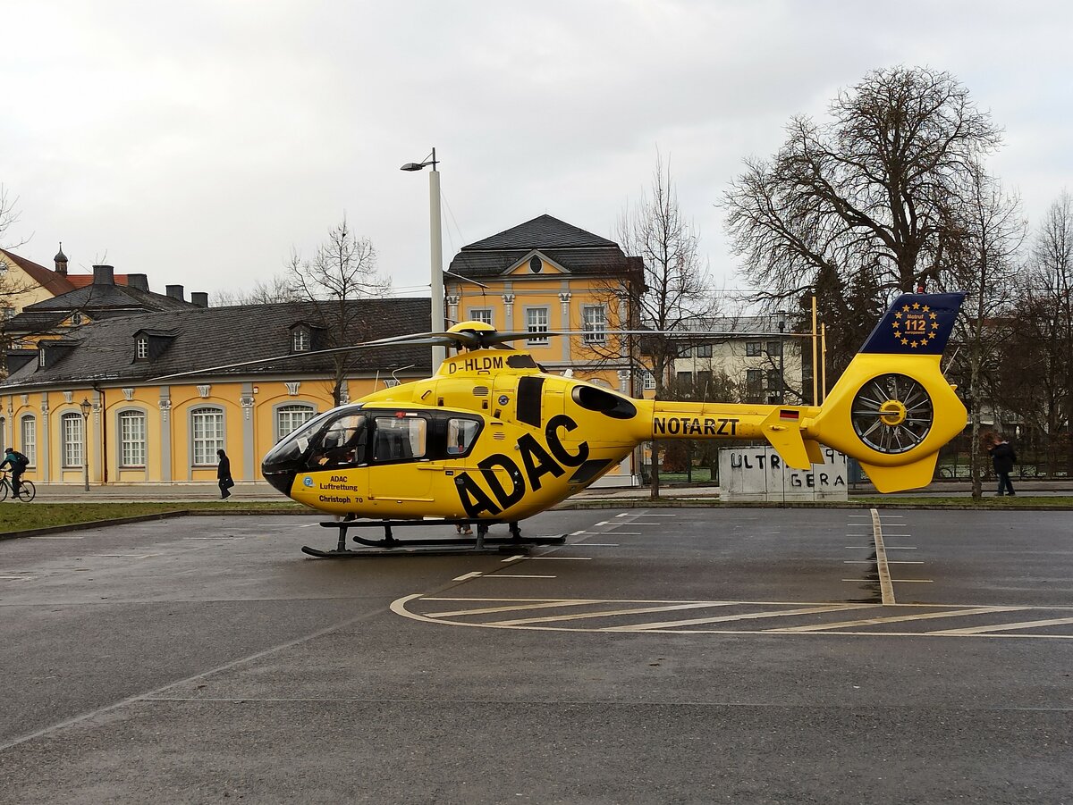 ADAC Luftrettung Christoph 70, D-HLMD beim Einsatz auf dem Parkplatz Hofwiesenpark in Gera am 20.1.2022