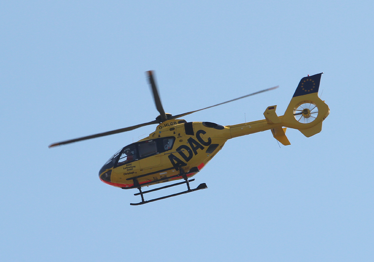 ADAC Luftrettung EC-135 D-HLGB am 05.05.2013 ber dem Flughafen Berlin-Tegel