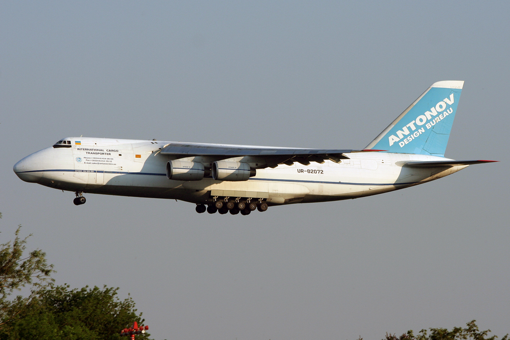 ADB An-124 UR-82072 im Anflug auf 05L in DUS / EDDL / Düsseldorf am 25.04.2011